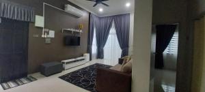 Kampong Alor GajahSarrah Homestay At Kasa Height Residence的带沙发和电视的客厅