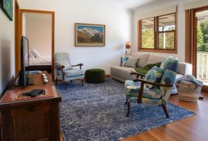 BilpinThe Artists Retreat的客厅配有沙发和桌椅