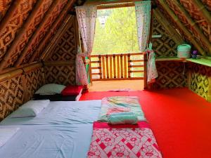 希维德Argapuri Jungle Resort Ciwidey的帐篷中房间中间的一张床位