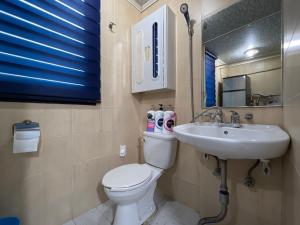 大田Sangmin suite的一间带卫生间和水槽的浴室