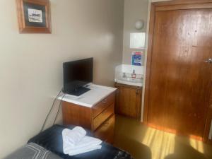 布拉夫The Eagle的小房间设有一张桌子和一台电视机