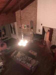 圣达菲Lili的客厅的顶部景色,配有吊灯