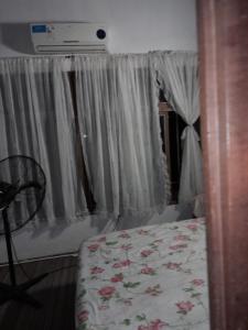 圣达菲Lili的一间卧室配有床和带窗帘的窗户