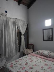 圣达菲Lili的一间卧室设有一张床和一个窗口