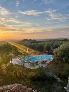 蒙特普齐亚诺La Falconara的享有游泳池顶部的日落美景