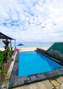 蓝梦岛乐伯甘马德旅馆的海滩背景游泳池
