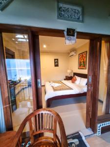 蓝梦岛乐伯甘马德旅馆的小房间设有一张床和一个阳台