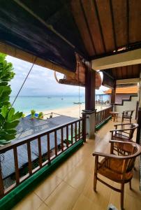 蓝梦岛乐伯甘马德旅馆的一个带椅子的阳台,享有海滩美景