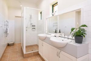YelvertonIsland Brook Estate Vineyard and Chalets的白色的浴室设有2个盥洗盆和淋浴。