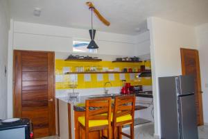锡瓦塔塔内霍Hotel Happy Beach的厨房设有黄色的墙壁和台面