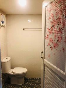 Ban Ton Liangกอบสุข รีสอร์ท2 k13的一间带卫生间和玻璃淋浴间的浴室