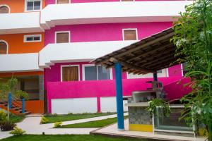 锡瓦塔塔内霍Hotel Happy Beach的粉红色的多彩建筑