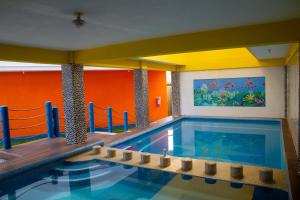 锡瓦塔塔内霍Hotel Happy Beach的一座带水族馆的游泳池
