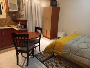 卡尔季察Ιάνθη studio的卧室配有一张床和一张桌子及椅子