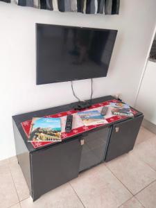 哈曼苏斯Studio à Hammam Sousse的一张桌子,上面有一台电视