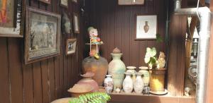 他朗Marin' s Home的一群花瓶放在一个房间里的一个架子上