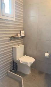 安提帕罗斯岛La Main Street suite的一间位于客房内的白色卫生间的浴室