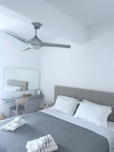 安提帕罗斯岛La Main Street suite的一间卧室配有一张床和吊扇