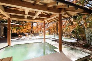 日光四季彩酒店的木制凉棚下的游泳池