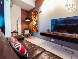 努沙再也Almas Suites by JBcity Home的带沙发和大电视的客厅