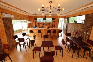 宁平Tam Coc Mandala Villa的一间设有桌椅的房间和一间酒吧