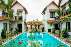 宁平Tam Coc Mandala Villa的享有带游泳池的房屋庭院的景致