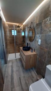 钦琼Airen Suites的一间带水槽和镜子的浴室