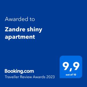 尼坡帝Zandre shiny apartment的蓝色的屏风,文字被授予zander shiny公寓