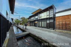 飞騨市IORI Stay HIDA的城市中心一条运河,有建筑