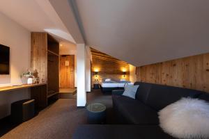 巴尔德赫旺Köpfle Alpe的带沙发的客厅和卧室