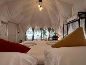 阁遥岛Touch Glamping Koh Yao Noi ทัช แกรมปิ้ง เกาะยาวน้อย的一间帐篷内带两张床的卧室