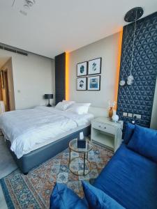利雅德DAMAC TOWERS riyadh داماك的一间卧室配有一张大床和一张沙发