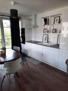 Brazey-en-PlaineSuperbe appartement climatisé au centre ville的厨房配有桌子和桌椅