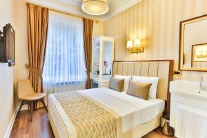 伊斯坦布尔HANENDE HOTEL的酒店客房设有床和水槽