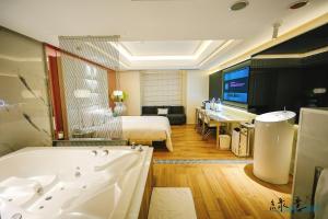 桃园市MMMOTEL 的酒店客房配有一张床和浴缸。