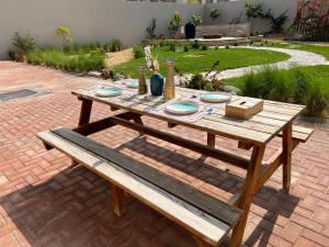 阿布扎比Casa Shakhbout的砖砌庭院上的木餐桌