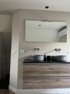KapelleTorenzicht的浴室设有2个水槽和镜子