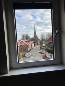 KapelleTorenzicht的享有城镇和教堂景致的窗户