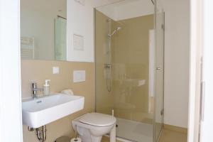 维也纳Central Living Apartments - Belvedere的带淋浴、卫生间和盥洗盆的浴室