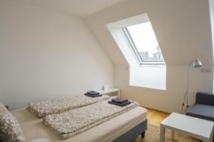 维也纳Central Living Apartments - Belvedere的白色客房的两张床,设有窗户