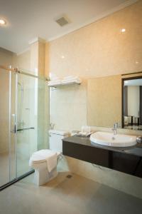 万象Centerpoint Boutique Hotel的浴室配有卫生间、盥洗盆和淋浴。