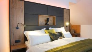 OberhaagKOASA HOF Bed and Breakfast的一间卧室配有一张大床和黑色床头板