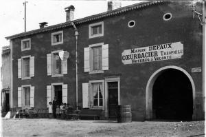 Monthureux-sur-SaôneMaison entière avec petite cour intérieure.的建筑物的黑白照片