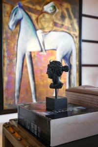 帕埃斯图姆Savoy Hotel & Spa - Preferred Hotels & Resorts的一张桌子上的雕像,上面有一匹马的画