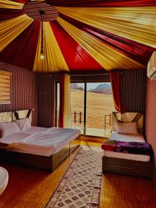 瓦迪拉姆Star Guide Camp的一间帐篷内带两张床的卧室