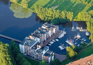 巴德茨维什安Moderne Ferienwohnung / Top City- u. Wasserlage am Yachthafen Bad Zwischenahn的享有码头的空中景色,在水中划船