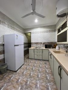 泰布克غايا للشقق المخدومة的厨房配有白色冰箱和水槽