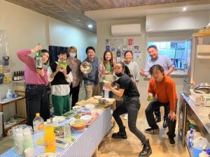 德岛HOSTEL PAQ tokushima的一群人在厨房里摆上一张照片