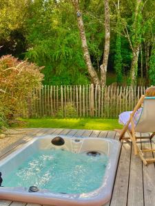 阿尔比Chambres avec Jacuzzi privatif - Kassiopée Bed & Spa的热水浴池位于带椅子的甲板上
