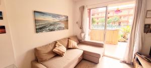 拉奥利瓦Caleta Relax - Apartamento Fuerteventura Apartment的带沙发和窗户的客厅